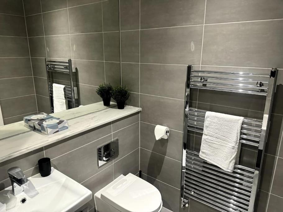 Luxury Oaks Suite, Free Private Parking, 2 Bed 2 Bathroom Apartment, Central Solihull Birmingam Exterior foto