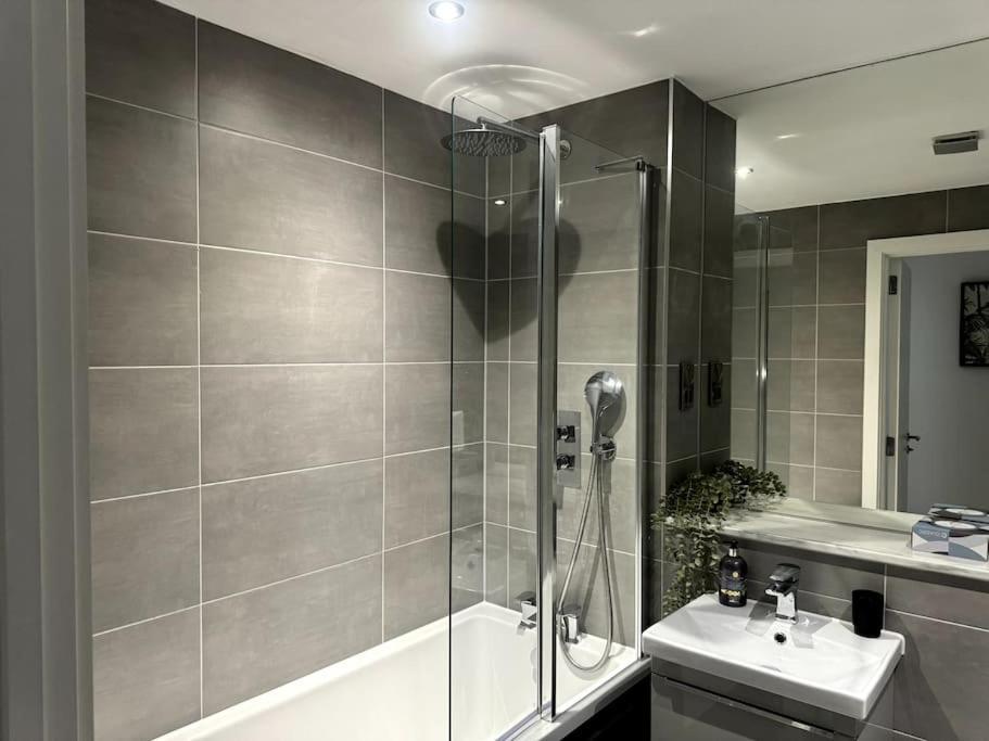 Luxury Oaks Suite, Free Private Parking, 2 Bed 2 Bathroom Apartment, Central Solihull Birmingam Exterior foto