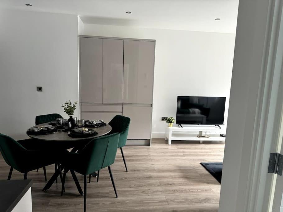Luxury Oaks Suite, Free Private Parking, 2 Bed 2 Bathroom Apartment, Central Solihull Birmingam Exterior foto