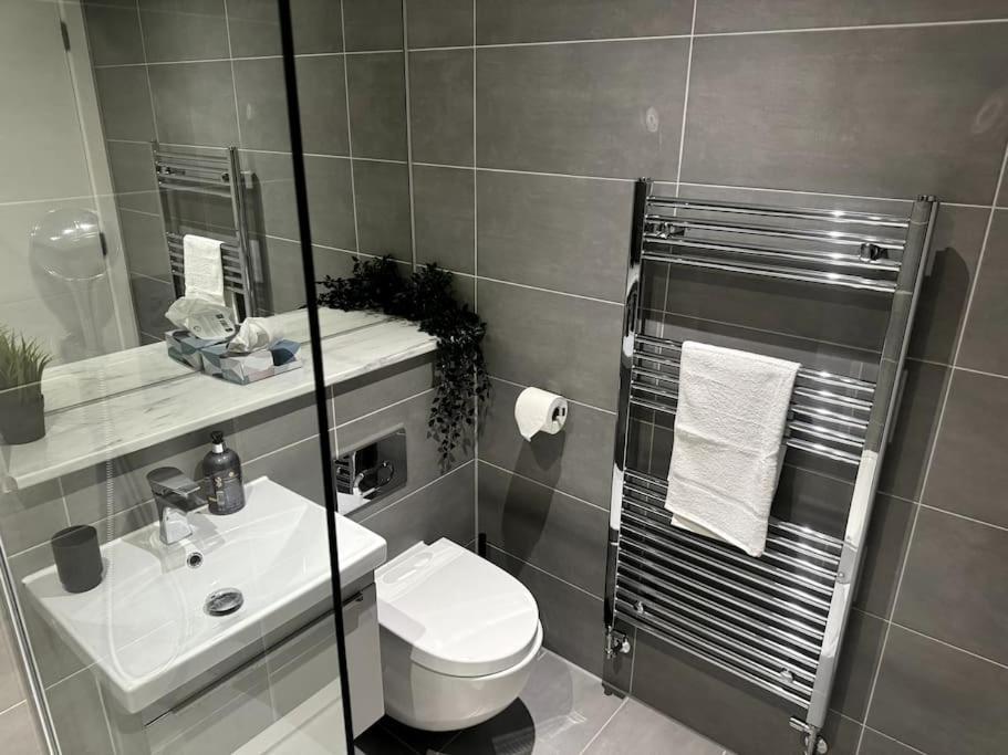 Luxury Oaks Suite, Free Private Parking, 2 Bed 2 Bathroom Apartment, Central Solihull Birmingam Exterior foto